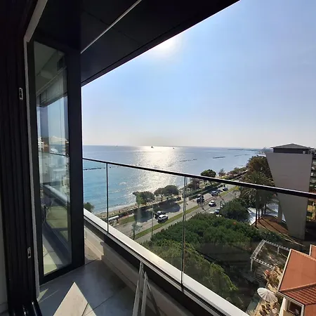 Luxury Beachfront Apartment *